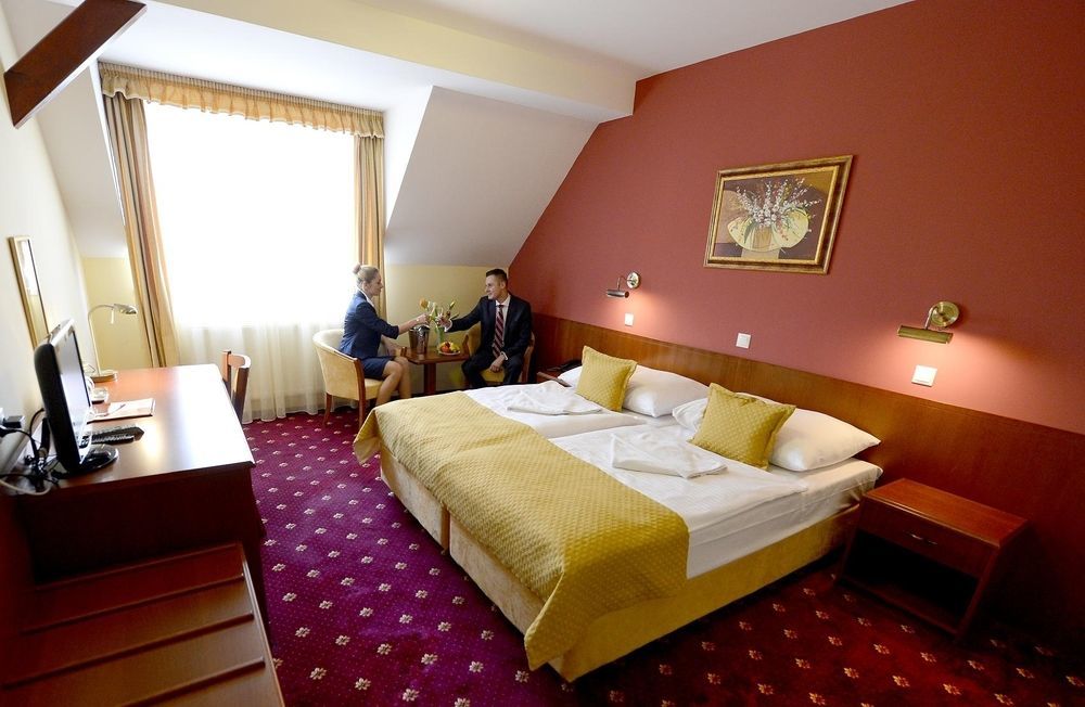 Hotel Tilia Пежинок Екстериор снимка