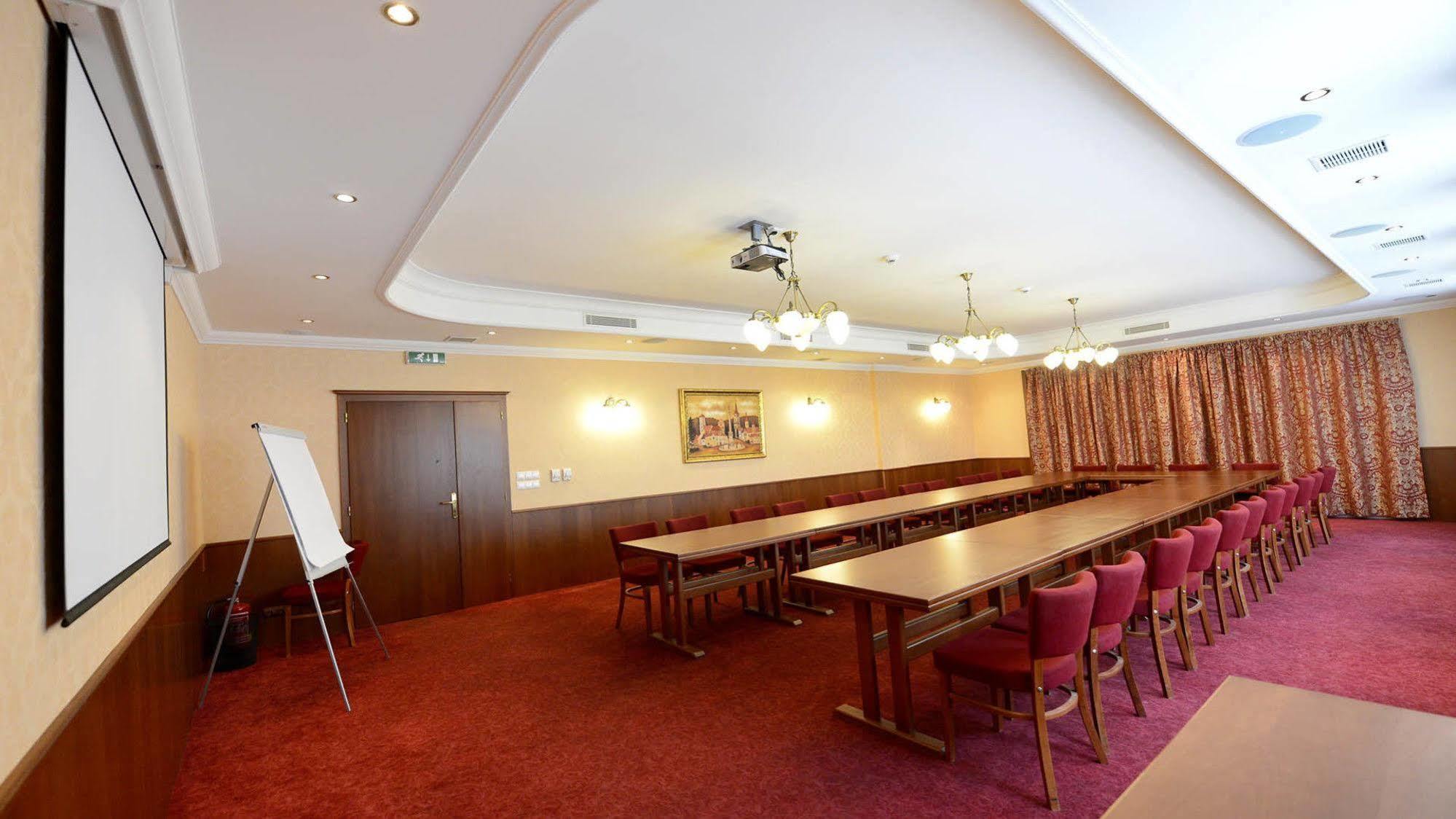Hotel Tilia Пежинок Екстериор снимка